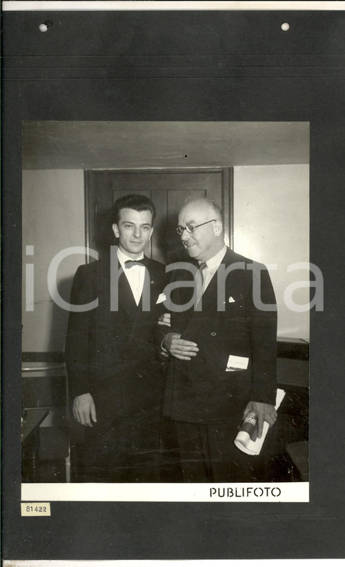 1950 LONDON TournÃ©e TEATRO ALLA SCALA Guido CANTELLI prima di un concerto *Foto Fotografia d'epoca, montata su cartoncino morbido.La fotografia &egrave; relativa alla tourn&eacute;e del Teatro alla Scala in Inghilterra, svoltasi nel settembre 1950.CONDIZIONI: G (fori da classificatore al margine superiore del cartoncino)FORMATO: 25x35 cm      originale e autentica 1