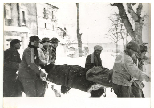 Febbraio 1956 MOENA (TN) Alpinisti soccorrono donna malata *Foto 18x13 cm Fotografia d'epoca, con didascalia coeva al verso.  CONDIZIONI: FAIR (bassa qualit&agrave; di stampa; lieve ondulazione al margine superiore) FORMATO: 18x13 cm    originale e autentica 1