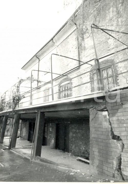 Fotografia d'epoca originale 1978 CA' ARMAROLO (PV) Cascina danneggiata da una frana *Foto 7x10 1