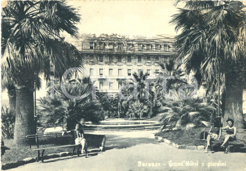 Cartolina originale da collezione 1957 VARAZZE (SV) Ragazze sedute ai giardini del GRAND HOTEL *ANIMATA FG VG 1