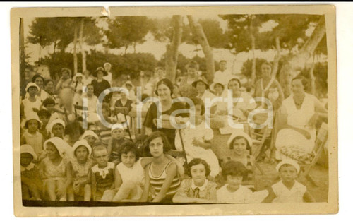 Fotografia d'epoca originale 1930 ca AREA TOSCANA Bambine di una colonia a un pic-nic in pineta *Foto FP 1