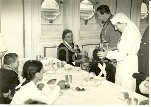 Fotografia d epoca originale 1938 GENOVA Italo BALBO visita famiglia coloni sul piroscafo per la LIBIA Foto 1