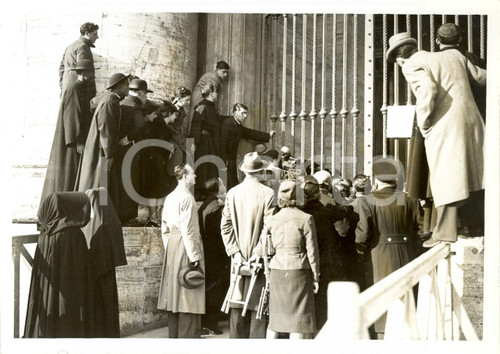 Fotografia d epoca originale 1939 ROMA Incoronazione PIO XII Fedeli a cancelli SAN PIETRO per passaggio Papa 1