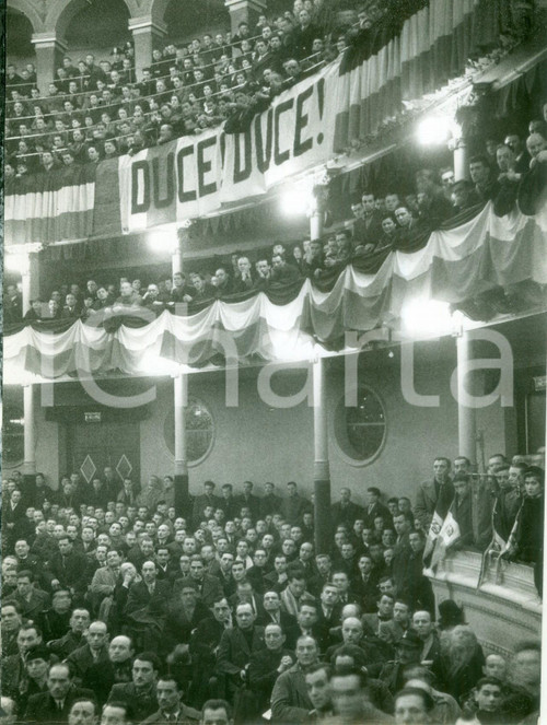 Fotografia d epoca originale 1938 MILANO TEATRO DAL VERME Gli operai riuniti per l illustrazione dei cottimi 1