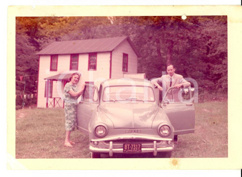 Fotografia d epoca originale 1960 PINE HILL New York Coppia in giardino con SIMCA ARONDE Foto VINTAGE 1