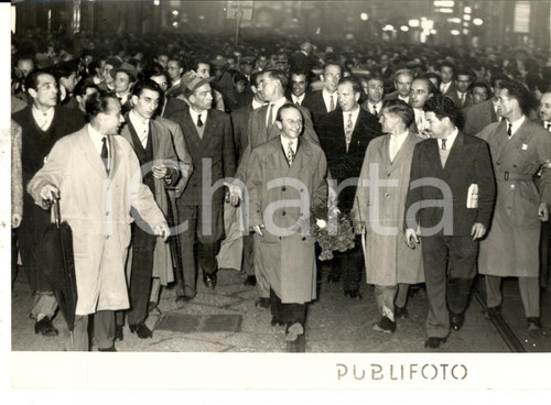 1954 MILANO La città festeggia gli alpinisti al ritorno dal K2 *Foto 18x13