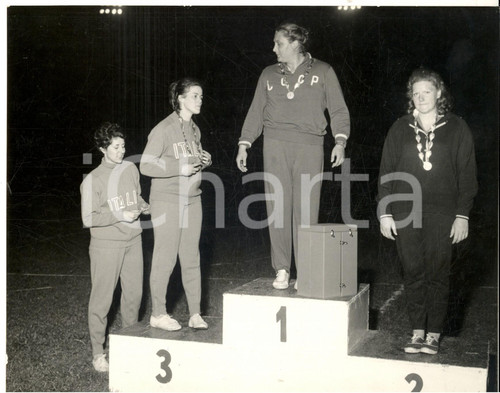 1965 ATLETICA MILANO ARENA Tamara PRESS sul podio del getto del peso *Foto 22x17