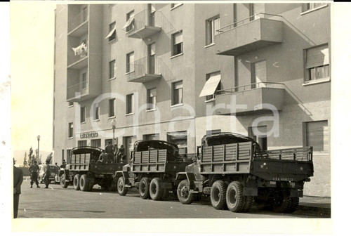 1953 TRIESTE Autocarri americani pronti a lasciare la città *Foto 18x13 cm