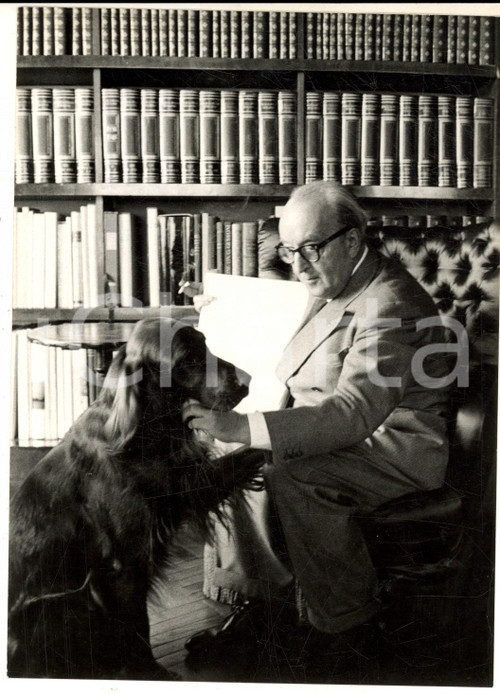 1960 MILANO Ritratto dello scrittore Orio VERGANI nella sua biblioteca *Foto