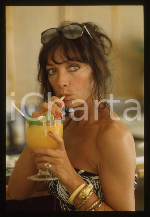 35mm vintage slide* 1990 ca VENEZIA Marie LAFORÊT beve un cocktail Ritratto (3)