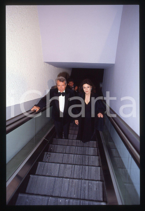 35mm vintage slide* 1990ca Anouk Aimée - arrivo al festival del cinema  Diapositiva originale d'epoca, in formato 35 mm. Tutti i diritti riservati.E' severamente vietata la riproduzione. ICharta mette in vendita, sul negozio eBay e in esclusiva sul sito "icharta" il proprio archivio composto da numerose diapositive e negativi fotografici d'epoca, tutti originali e autentici, che attraversano la storia del costume italiano tra gli la fine degli anni Sessanta e Novanta.Si tratta di uno sguardo inedito sull'attualità, la politica, la vita quotidiana, il gossip e la cultura, che fotografa il cambiamento della nazione in quest'ultimo scorcio del XX secolo. Un'occasione unica per il mercato del collezionismo, che vede finalmente disponibile un archivio eccezionale per vastità, tematiche e condizioni, in un settore (il negativo fotografico e la diapositiva) di assoluta novità e dalle interessanti prospettive di investimento. CONDIZIONI:FAIR/discretoFORMATO: 35mm originale e autentica 1