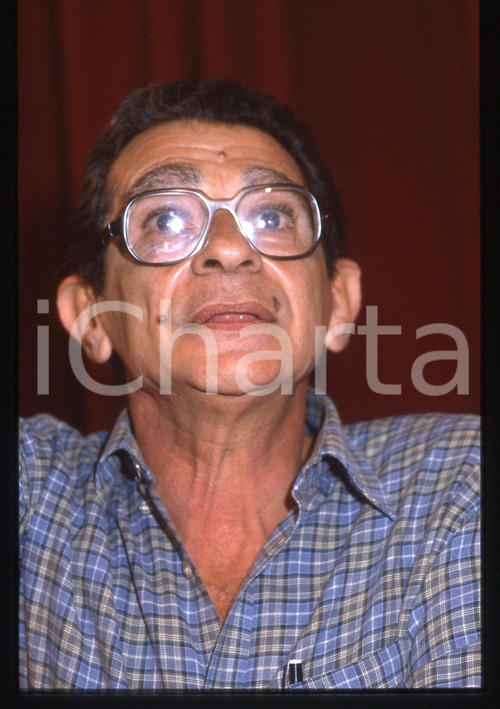 35mm vintage slide* 1985 CANNES Yusuf SHAHIN al FESTIVAL DEL CINEMA Ritratto (2)  Diapositiva d'epoca, in formato 35 mm.  CONDIZIONI: GOOD Tutti i diritti riservati.E' severamente vietata la riproduzione. ICharta mette in vendita, sul negozio eBay e in esclusiva sul sito "icharta" il proprio archivio composto da numerose diapositive e negativi fotografici d'epoca, tutti originali e autentici, che attraversano la storia del costume italiano tra gli la fine degli anni Sessanta e Novanta.Si tratta di uno sguardo inedito sull'attualit&agrave;, la politica, la vita quotidiana, il gossip e la cultura, che fotografa il cambiamento della nazione in quest'ultimo scorcio del XX secolo. Un'occasione unica per il mercato del collezionismo, che vede finalmente disponibile un archivio eccezionale per vastit&agrave;, tematiche e condizioni, in un settore (il negativo fotografico e la diapositiva) di assoluta novit&agrave; e dalle interessanti prospettive di investimento.  originale e autentica 1