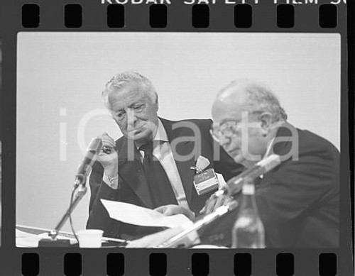 1984 CONFINDUSTRIA Gianni AGNELLI Giovanni SPADOLINI NEGATIVO ORIGINALE Scatto realizzato durante il convegno "Incontro sul futuro".Negativo originale in bianco e nero, su pellicola, in formato 35mm CONDIZIONI: FAIR E' SEVERAMENTE VIETATA LA RIPRODUZIONE.TUTTI I DIRITTI SONO RISERVATI.ICharta mette in vendita, sul negozio eBay e in esclusiva sul sito "icharta" il proprio archivio composto da numerose diapositive e negativi fotografici d'epoca, tutti originali e autentici, che attraversano la storia del costume italiano tra gli la fine degli anni Sessanta e Novanta.Si tratta di uno sguardo inedito sull'attualità, la politica, la vita quotidiana, il gossip e la cultura, che fotografa il cambiamento della nazione in quest'ultimo scorcio del XX secolo. Un'occasione unica per il mercato del collezionismo, che vede finalmente disponibile un archivio eccezionale per vastità, tematiche e condizioni, in un settore (il negativo fotografico e la diapositiva) di assoluta novità e dalle interessanti prospettive di investimento. FAIR/discreto   originale e autentica 1