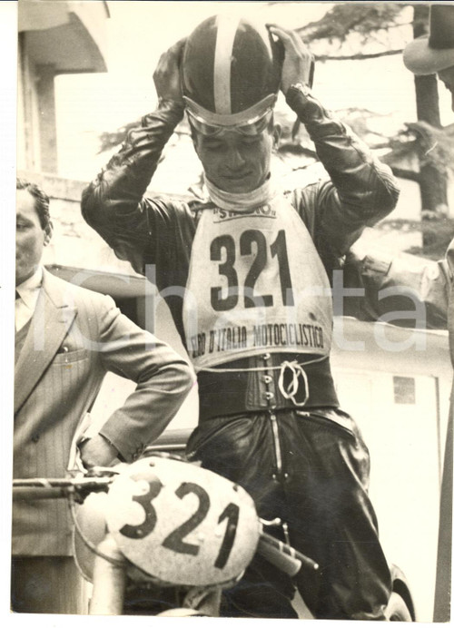1954 MOTOCICLISMO Tarquinio PROVINI vince il MOTOGIRO D'ITALIA *Foto 13x18 cm  Fotografia d'epoca con didascalia coeva al verso.   CONDIZIONI: G FORMATO: 13x18 cm     originale e autentica 1