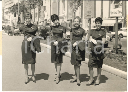 1961 FESTIVAL DI CANNES Hostess internazionali all'accoglienza *Foto 18x13 cm Fotografia d'epoca, con didascalia dattiloscritta coeva.CONDIZIONI: GFORMATO: 18x13 cm      originale e autentica 1