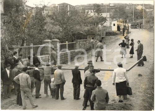 1954 DOSSO FAITI / SANTA BARBARA Il nuovo confine Italia-Jugoslavia - Foto Fotografia d'epoca, con didascalia dattiloscritta coeva.CONDIZIONI: POOR (sovraimpressione al margine inferiore e macchie al lato destro)FORMATO: 18x13 cm      originale e autentica 1