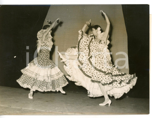 1956 PARIS Théâtre de l'Étoile - Prime ballerine durante spettacolo di flamenco 