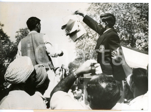 1959 NEW DELHI Studenti bruciano giornale cinese durante manifestazione *Foto Fotografia d'epoca con didascalia coeva al verso. CONDIZIONI: G (ma piccoli difetti di stampa)FORMATO: 18x13 cm     originale e autentica 1