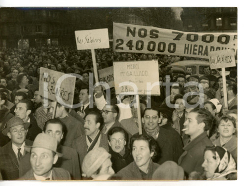 1957 PARIS Rue de Rivoli - Folla di funzionari pubblici durante manifestazione
