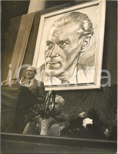 1953 MUNICH Max REIMANN a un congresso con il suo ritratto *Foto 15x20 cm Fotografia d'epoca con didascalia coeva. CONDIZIONI: G (lievi difetti di stampa) FORMATO: 15x20 cm    originale e autentica 1