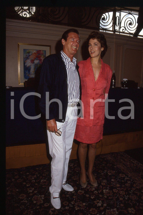 35mm vintage slide* 1989 FESTIVAL DI CANNES Roger MOORE e Deborah BARRYMORE