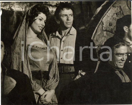 1956 VALDEMORO Sophia LOREN Frank SINATRA on set of "The Pride and the Passion"