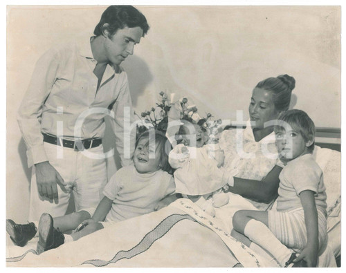 1970 ca COSTUME ITALIA Riccardo DEL TURCO con moglie e figlio neonato (1) Foto