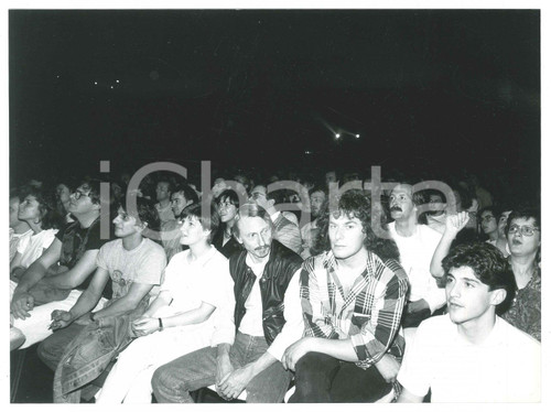 1975 ca ITALIA Concerto di Frank ZAPPA - Pubblico in attesa (6) Foto 24x18 cm Fotografia di agenzia. GOOD/buono  Formato: 24x18 cm originale e autentica 1