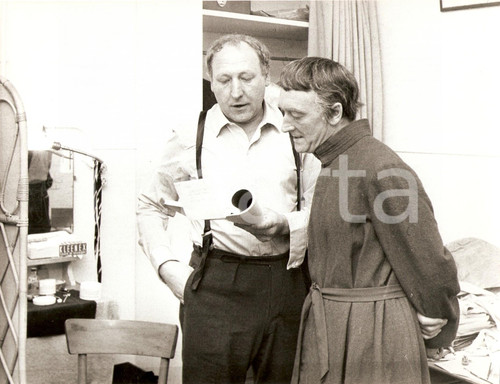 Fotografia d'epoca originale 1960 ca CINEMA Jean VILAR legge il copione nel camerino *Foto (1) 1
