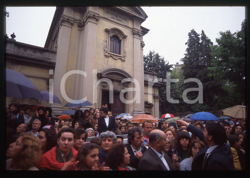 35mm vintage slide* 1995 BUSTO ARSIZIO Funerali di Mia MARTINI Folla in attesa