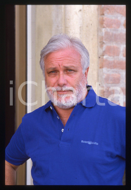 Luciano DE CRESCENZO - FESTIVAL CINEMA VENEZIA - 1990 ca 35 mm vintage slide 15 Diapositiva d'epoca, in formato 35 mm.CONDIZIONI: GOODE' severamente vietata la riproduzione. Tutti i diritti sono riservati.ICharta mette in vendita, sul negozio eBay e in esclusiva sul sito "icharta" il proprio archivio composto da numerose diapositive e negativi fotografici d'epoca, tutti originali e autentici, che attraversano la storia del costume italiano tra gli la fine degli anni Sessanta e Novanta.Si tratta di uno sguardo inedito sull'attualità, la politica, la vita quotidiana, il gossip e la cultura, che fotografa il cambiamento della nazione in quest'ultimo scorcio del XX secolo. Un'occasione unica per il mercato del collezionismo, che vede finalmente disponibile un archivio eccezionale per vastità, tematiche e condizioni, in un settore (il negativo fotografico e la diapositiva) di assoluta novità e dalle interessanti prospettive di investimento.  GOOD/buono   originale e autentica 1