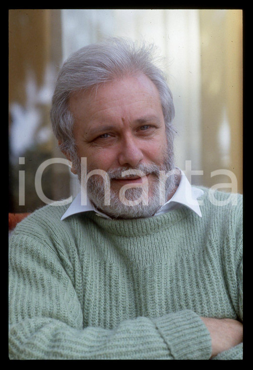 Luciano DE CRESCENZO - FESTIVAL CINEMA VENEZIA - 1990 ca 35 mm vintage slide 69 Diapositiva d'epoca, in formato 35 mm.CONDIZIONI: GOODE' severamente vietata la riproduzione. Tutti i diritti sono riservati.ICharta mette in vendita, sul negozio eBay e in esclusiva sul sito "icharta" il proprio archivio composto da numerose diapositive e negativi fotografici d'epoca, tutti originali e autentici, che attraversano la storia del costume italiano tra gli la fine degli anni Sessanta e Novanta.Si tratta di uno sguardo inedito sull'attualità, la politica, la vita quotidiana, il gossip e la cultura, che fotografa il cambiamento della nazione in quest'ultimo scorcio del XX secolo. Un'occasione unica per il mercato del collezionismo, che vede finalmente disponibile un archivio eccezionale per vastità, tematiche e condizioni, in un settore (il negativo fotografico e la diapositiva) di assoluta novità e dalle interessanti prospettive di investimento.  GOOD/buono   originale e autentica 1