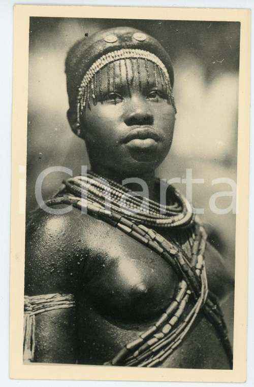 1930 ca C. ZAGOURSKI «L'Afrique qui disparaît» CONGO BELGE Jeune fille BANZA *22  Fotocartolina postale d'epoca, appartenente alla 2^serie &laquo;L'Afrique qui dispara&icirc;t&raquo; del fotografo Casimir Zagourski (L&eacute;opoldville).N&deg; 22, non viaggiata.Timbro ulteriore al verso del fotografo Henri Nicaise - Namur. GOOD/buono  Formato: 9x14 cm originale e autentica 1