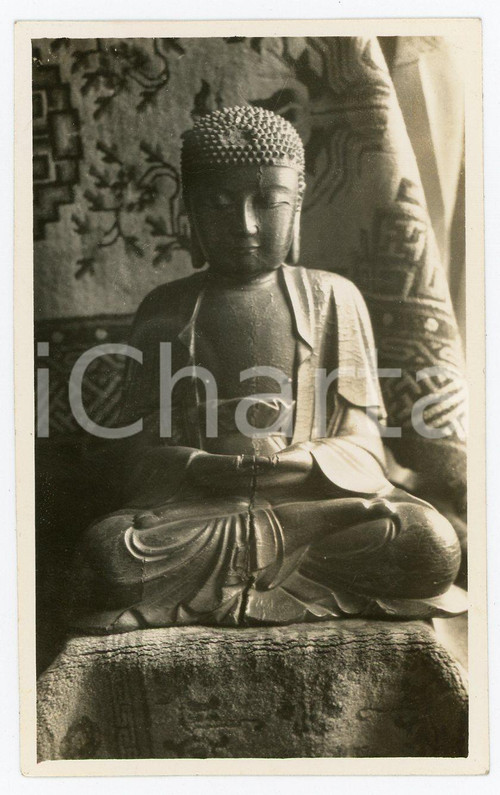1935 ca. CINA - Statuetta votiva di Buddha - Fotografia (2) Fotografia d'epoca. FAIR/discreto Lievi smussature angolari Formato: 11x7 originale e autentica 1