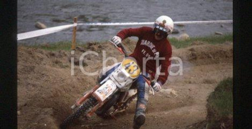 1981 NEMBRO (BG) Campionato italiano MOTOCROSS * 35 mm vintage slide (3) Diapositiva d'epoca, in formato 35 mm.CONDIZIONI: GOODE' severamente vietata la riproduzione. Tutti i diritti sono riservati.Nella diapositiva ICharta mette in vendita, sul negozio eBay e in esclusiva sul sito "icharta" il proprio archivio composto da numerose diapositive e negativi fotografici d'epoca, tutti originali e autentici, che attraversano la storia del costume italiano tra gli la fine degli anni Sessanta e Novanta.Si tratta di uno sguardo inedito sull'attualità, la politica, la vita quotidiana, il gossip e la cultura, che fotografa il cambiamento della nazione in quest'ultimo scorcio del XX secolo. Un'occasione unica per il mercato del collezionismo, che vede finalmente disponibile un archivio eccezionale per vastità, tematiche e condizioni, in un settore (il negativo fotografico e la diapositiva) di assoluta novità e dalle interessanti prospettive di investimento.GOOD/buono  originale e autentica 0