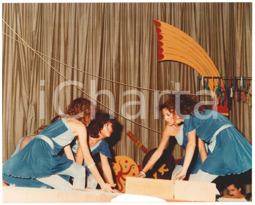 1983/84 TEATRO "GRUPPO PALCOSCENICO" Saronno - "Itaca, Itaca" *Foto di scena 13 Fotografia originale di scena, scattata in occasione dello spettacolo "Itaca, Itaca" di Ghigo De Chiara, regia di Bartolomeo Diego D'Agostino.Interprete era la compagnia teatrale "Gruppo Palcoscenico" di Saronno, con attori: G. Carlo Balzaretti, Sabina Banfi, Oreste Besana, Sergio Carnelli, Tino Casiraghi, Massimo Cassani, Silvia Chiodini, Vincenzo Fanelli, Anna Galoppo, Anna Giannone, Silvia Gino, Roberto Giussani, Laura Lombardi, Elio Mongelli, Giorgio Nocera, Matteo Ornati, Elisa Pallavicini, Marisa Turconi, Tino Vanzulli e Gaetano Venegoni. GOOD/buono  Formato: 24x18 cm originale e autentica 1