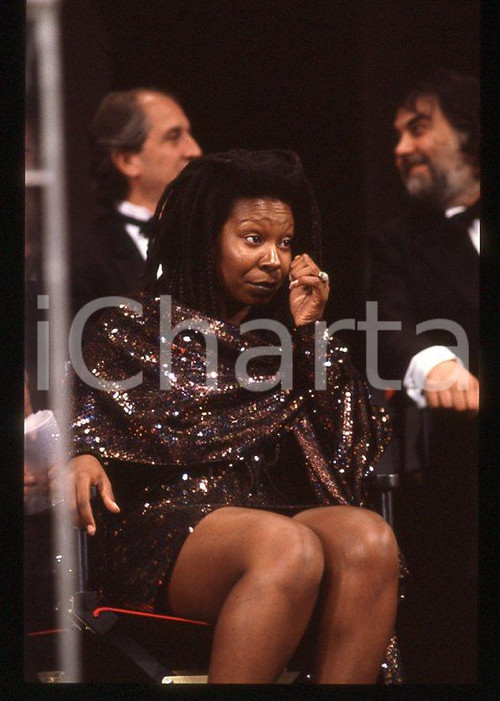 Whoopi GOLDBERG American actress - 1990 ca *35mm vintage slide 8  Diapositiva originale, in formato 35 mm.  CONDIZIONI: GOODE' severamente vietata la riproduzione. Tutti i diritti sono riservati. ICharta mette in vendita, sul negozio eBay e in esclusiva sul sito "icharta" il proprio archivio composto da numerose diapositive e negativi fotografici d'epoca, tutti originali e autentici, che attraversano la storia del costume tra la fine degli anni Sessanta e Novanta.Si tratta di uno sguardo inedito sull'attualità, la politica, la vita quotidiana, il gossip e la cultura, che fotografa il cambiamento della nazione in quest'ultimo scorcio del XX secolo. Un'occasione unica per il mercato del collezionismo, che vede finalmente disponibile un archivio eccezionale per vastità, tematiche e condizioni, in un settore (il negativo fotografico e la diapositiva) di assoluta novità e dalle interessanti prospettive di investimento.    originale e autentica 1