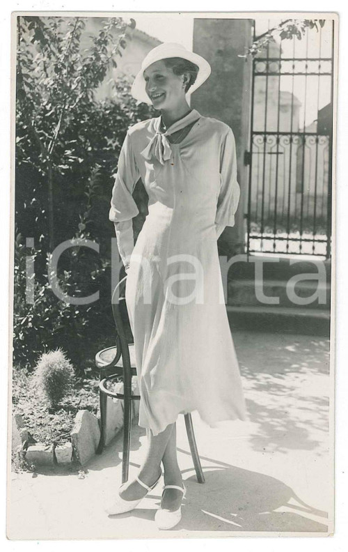1940 ca MODA ITALIA Donna in abito lungo bianco *Foto 9x14 cm Fotografia originale d'epoca, in formato cartolina postale. GOOD/buono  Formato: 9x14 cm originale e autentica 1