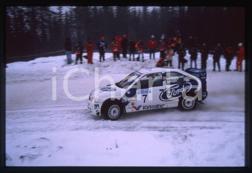 FORD ESCORT WRC - WRC INTERNATIONAL SWEDISH RALLY 1998 35 mm vintage slide 7 Diapositiva d'epoca, in formato 35 mm.CONDIZIONI: GOODE' severamente vietata la riproduzione. Tutti i diritti sono riservati.Nella diapositiva ICharta mette in vendita, sul negozio eBay e in esclusiva sul sito "icharta" il proprio archivio composto da numerose diapositive e negativi fotografici d'epoca, tutti originali e autentici, che attraversano la storia del costume italiano tra gli la fine degli anni Sessanta e Novanta.Si tratta di uno sguardo inedito sull'attualità , la politica, la vita quotidiana, il gossip e la cultura, che fotografa il cambiamento della nazione in quest'ultimo scorcio del XX secolo. Un'occasione unica per il mercato del collezionismo, che vede finalmente disponibile un archivio eccezionale per vastità , tematiche e condizioni, in un settore (il negativo fotografico e la diapositiva) di assoluta novità  e dalle interessanti prospettive di investimento.  GOOD/buono   originale e autentica 1