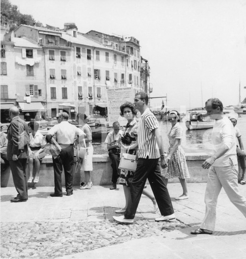 1962 PORTOFINO Juan Carlos di Borbone in vacanza con Sofia di Grecia (2) Foto 1962Fotografia vintage rara d'epoca.Timbro archivio Publifoto Genova al verso.FORMATO: 18x19 cm CONDIZIONI: G (lievi difetti di stampa)ICHARTA mette in vendita le stampe vintage della collezione Publifoto Genova, per la maggior parte inedita o in tiratura di pochi esemplari. Si tratta di un'ottima opportunit&agrave; di investimento per i collezionisti di fotografie d'epoca.    originale e autentica 1