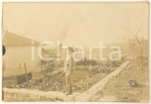 1923 FIUME (ISTRIA) Sentinella italiana presso lo sbarramento di ZAMET *Foto 6x4 Rara fotografia originale d'epoca, con didascalia manoscritta al verso. FAIR/discreto lieve piegatura al lato sinistro Formato: 6x4 cm originale e autentica 1