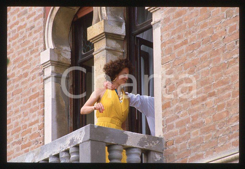 1995 ca Sigourney WEAVER Festival del cinema VENEZIA *35 mm vintage slide (37)  Diapositiva d'epoca, in formato 35 mm.CONDIZIONI: GOODE' severamente vietata la riproduzione. Tutti i diritti sono riservati.ICharta mette in vendita, sul negozio eBay e in esclusiva sul sito "icharta" il proprio archivio composto da numerose diapositive e negativi fotografici d'epoca, tutti originali e autentici, che attraversano la storia del costume italiano tra gli la fine degli anni Sessanta e Novanta.Si tratta di uno sguardo inedito sull'attualità, la politica, la vita quotidiana, il gossip e la cultura, che fotografa il cambiamento della nazione in quest'ultimo scorcio del XX secolo. Un'occasione unica per il mercato del collezionismo, che vede finalmente disponibile un archivio eccezionale per vastità, tematiche e condizioni, in un settore (il negativo fotografico e la diapositiva) di assoluta novità e dalle interessanti prospettive di investimento.  GOOD/buono   originale e autentica 1