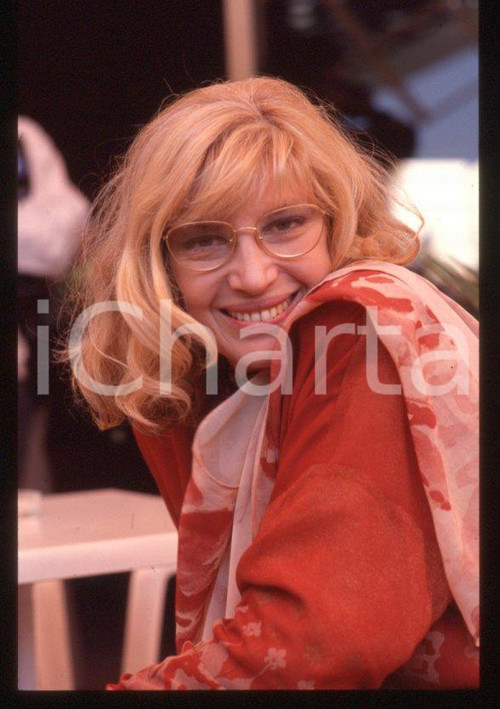 1995 ca Monica VITTI Ritratto dell'attrice * 35 mm vintage slide (5)  Diapositiva d'epoca, in formato 35 mm.CONDIZIONI: GOODE' severamente vietata la riproduzione. Tutti i diritti sono riservati.ICharta mette in vendita, sul negozio eBay e in esclusiva sul sito "icharta" il proprio archivio composto da numerose diapositive e negativi fotografici d'epoca, tutti originali e autentici, che attraversano la storia del costume italiano tra gli la fine degli anni Sessanta e Novanta.Si tratta di uno sguardo inedito sull'attualità, la politica, la vita quotidiana, il gossip e la cultura, che fotografa il cambiamento della nazione in quest'ultimo scorcio del XX secolo. Un'occasione unica per il mercato del collezionismo, che vede finalmente disponibile un archivio eccezionale per vastità, tematiche e condizioni, in un settore (il negativo fotografico e la diapositiva) di assoluta novità e dalle interessanti prospettive di investimento.  GOOD/buono   originale e autentica 1