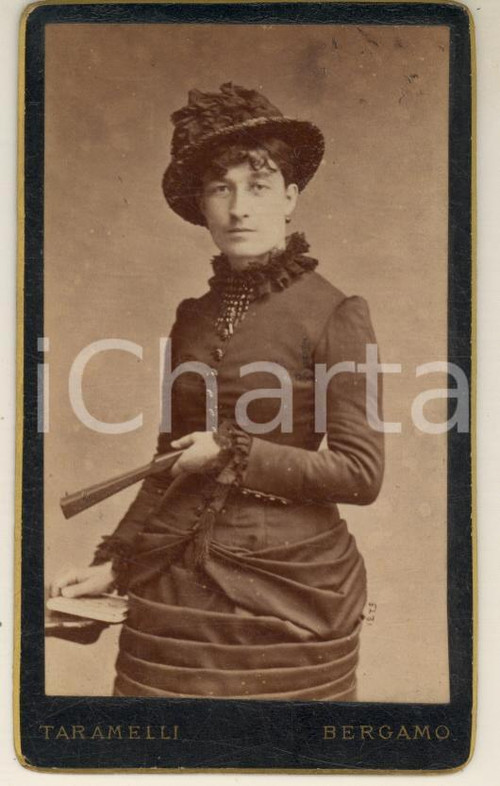 1880 ca BERGAMO Donna con libro e ventaglio - Foto Andrea TARAMELLI CDV Fotografia originale d'epoca, su cartoncino rigido. FOTOGRAFO: Andrea Taramelli - Bergamo, via Torquato Tasso 22 GOOD/buono  Formato: 6x10 cm originale e autentica 1