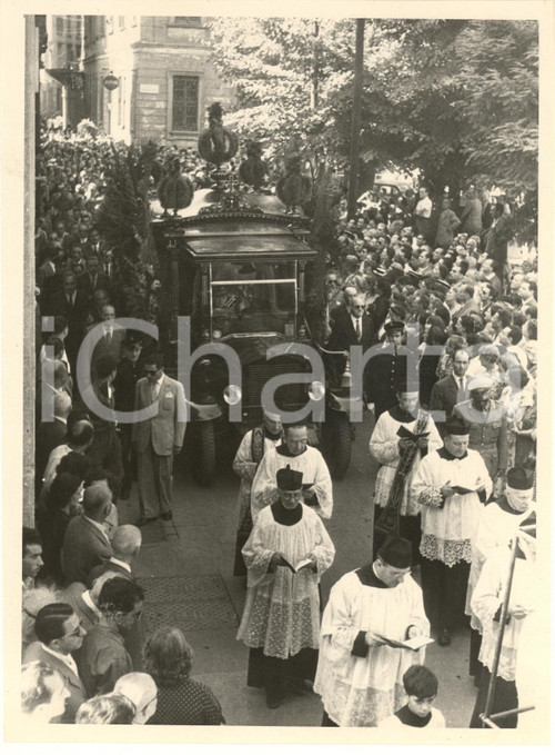 1953 MILANO Funerali attore Ruggero RUGGERI - Corteo - Fotografia (1) Fotografia originale d'epoca. FAIR/discreto graffi superficiali; residui cartacei al verso Formato: 18x24 cm originale e autentica 1