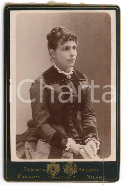 1900 ca MILANO Ritratto di ragazza con libro - Foto Carlo MARCOZZI 10x16 cm  Fotografia d'epoca, montata su cartoncino.FOTOGRAFO: Carlo Marcozzi - Milano FAIR/discreto residuo di incollatura al verso Formato: 10x16 cm originale e autentica 1