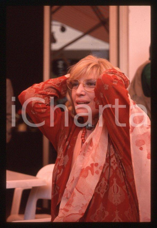 1995 ca Monica VITTI Ritratto dell'attrice * 35 mm vintage slide (4) Â Diapositiva d'epoca, in formato 35 mm.CONDIZIONI: GOODE' severamente vietata la riproduzione. Tutti i diritti sono riservati.ICharta mette in vendita, sul negozio eBay e in esclusiva sul sito "icharta"Â il proprio archivio composto da numerose diapositive e negativi fotografici d'epoca, tutti originali e autentici, che attraversano la storia del costume italiano tra gli la fine degli anni Sessanta e Novanta.Si tratta di uno sguardo inedito sull'attualitÃ , la politica, la vita quotidiana, il gossip e la cultura, che fotografa il cambiamento della nazione in quest'ultimo scorcio del XX secolo.Â Un'occasione unica per il mercato del collezionismo, che vede finalmente disponibile un archivio eccezionale per vastitÃ , tematiche e condizioni, in un settore (il negativo fotografico e la diapositiva) di assoluta novitÃ  e dalle interessanti prospettive di investimento.Â  GOOD/buono   originale e autentica 1