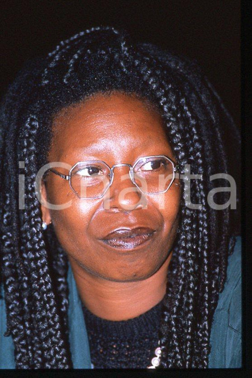 Whoopi GOLDBERG - Deauville American Film Festival 1990 *35mm vintage slide 1 Â Diapositiva originale, in formato 35 mm. Â CONDIZIONI: GOODE' severamente vietata la riproduzione. Tutti i diritti sono riservati.Â ICharta mette in vendita, sul negozio eBay e in esclusiva sul sito "icharta"Â il proprio archivio composto da numerose diapositive e negativi fotografici d'epoca, tutti originali e autentici, che attraversano la storia del costume tra la fine degli anni Sessanta e Novanta.Si tratta di uno sguardo inedito sull'attualitÃ , la politica, la vita quotidiana, il gossip e la cultura, che fotografa il cambiamento della nazione in quest'ultimo scorcio del XX secolo.Â Un'occasione unica per il mercato del collezionismo, che vede finalmente disponibile un archivio eccezionale per vastitÃ , tematiche e condizioni, in un settore (il negativo fotografico e la diapositiva) di assoluta novitÃ  e dalle interessanti prospettive di investimento.    originale e autentica 1