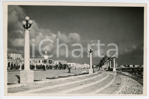 1930 ca BENGASI (LIBIA) Viale della Vittoria - Foto 16x11 cm  Fotografia originale d'epoca, con didascalia al verso.FOTOGRAFO: Studio fotografico V. Dinami - Bengasi FAIR/discreto Bassa qualità di stampa Formato: 17x11 cm originale e autentica 1