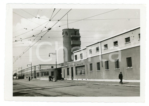 1939 TORINO Facciata dei nuovi mercati ortofrutticoli - Foto 16x11 cm Fotografia originale d'epoca, con didascalia al verso. FAIR/discreto piegatura all'angolo superiore destro Formato: 16x11  cm originale e autentica 1